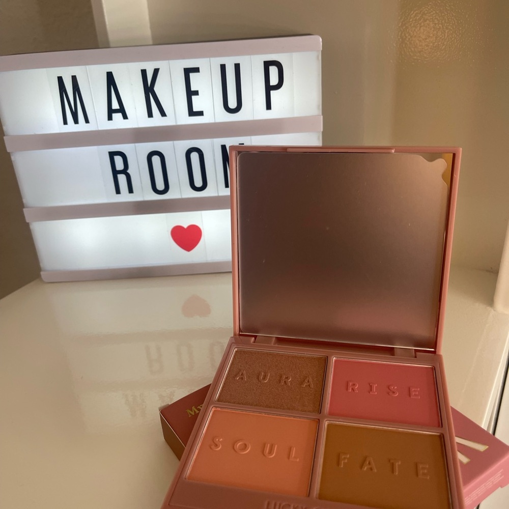 Lucky Chic (Mystic Halo) Face Palette